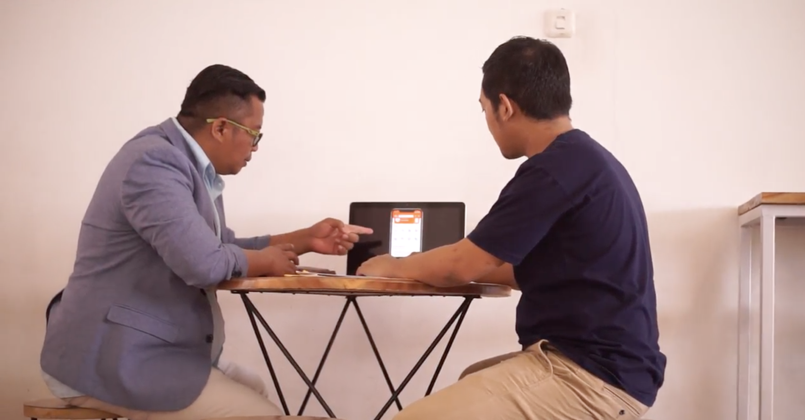 Konsultan IT Layana Berjabat Tangan