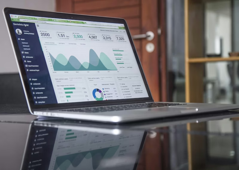 Laptop menampilkan dashboard website, ilustrasi layanan pembuatan website